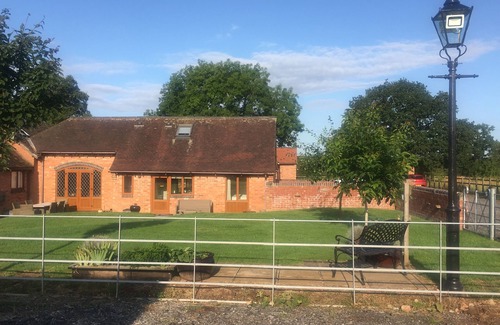 Alcester House | Coach House at Oaks Barn Farm, optional salt water hot tub near to Stratford.