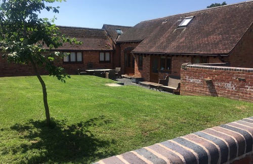 Alcester House | Coach House at Oaks Barn Farm, optional salt water hot tub near to Stratford.