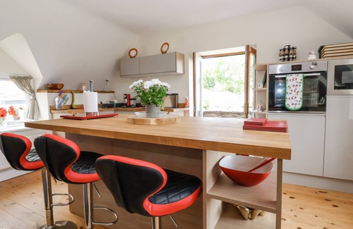 Clawdd-newydd Cottage | COACH HOUSE, family friendly, with a garden in Clawdd-Newydd