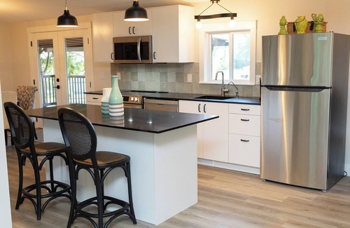 Langley House | Coach house on flower farm. Near to wineries/VCR Zoo/Ft Langley/Thunderbird.