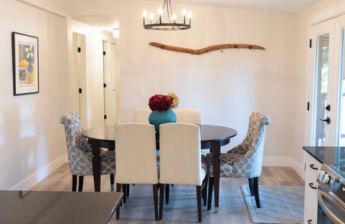 Langley House | Coach house on flower farm. Near to wineries/VCR Zoo/Ft Langley/Thunderbird.