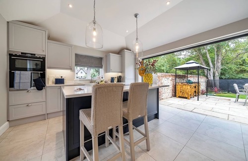 Bury St Edmunds House | Coach House with Hot Tub in Idyllic Bury St Edmunds