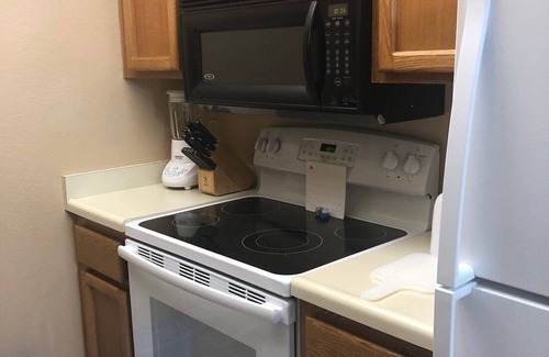 Palm Springs Condo | Coachella Chic: 1-bedroom condo with pool, gym, wifi, and golf in Palm Springs