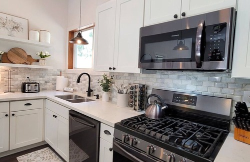 Sedro-Woolley House | Coal Creek Cottage (hot tub, dog and kid friendly)