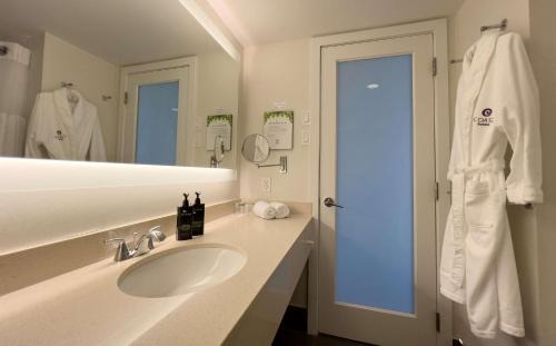 Regional District of Nanaimo Hotel | Coast Bastion Hotel