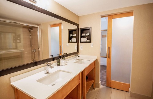 Revelstoke Hotel | Coast Hillcrest Hotel