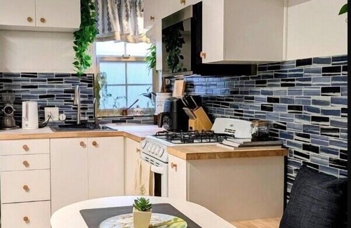 Sharp Park Apartment | Coast PalmTree Yard 2BR Block from Beach