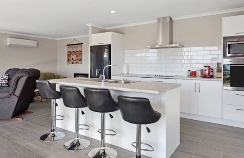 Tirohanga House | Coast View Farm Stay