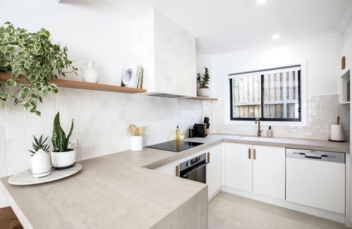 Mermaid Beach Apartment | Coastal 2-Bed Apartment with Courtyard