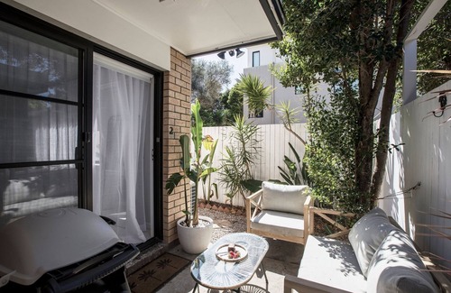 Mermaid Beach Apartment | Coastal 2-Bed Apartment with Courtyard