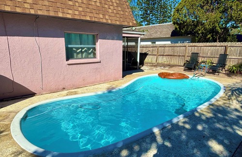 Largo House | Coastal 3-Bedroon Retreat with Heated Pool - 4 mins to Indian Rocks Beach