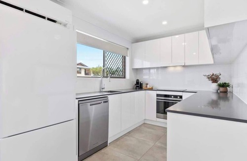 Buddina House | Coastal 3BR Beachside Haven, Pet-Friendly!