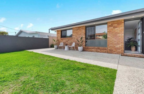 Buddina House | Coastal 3BR Beachside Haven, Pet-Friendly!