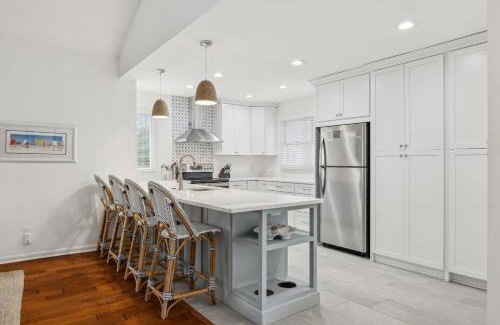 South Beach House | Coastal 4 BDR for 8 Walk to Beach