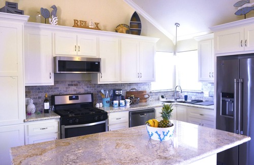 Dickinson House | Coastal Artist Retreat - Family and Pet Friendly, Fenced Backyard-2/2