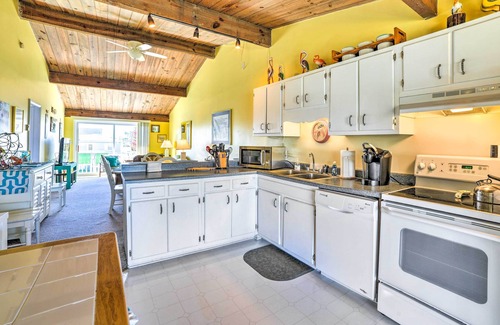 Atlantic Beach Cottage | Coastal Atlantic Beach Duplex < 1 Mi to Boardwalk!