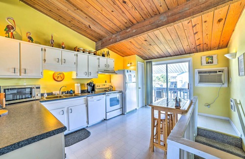 Atlantic Beach Cottage | Coastal Atlantic Beach Duplex < 1 Mi to Boardwalk!
