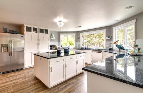 Bandon House | Coastal Bandon Vacation Rental Walk to Beach!