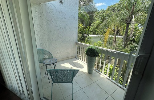 Royal Poinciana House | Coastal Bliss Townhouse in Hollywood Lakes