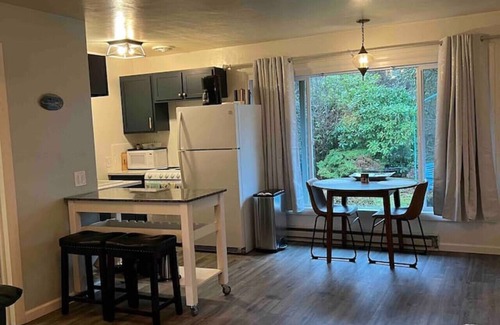 Coos Bay Apartment | Coastal Botanical Suite