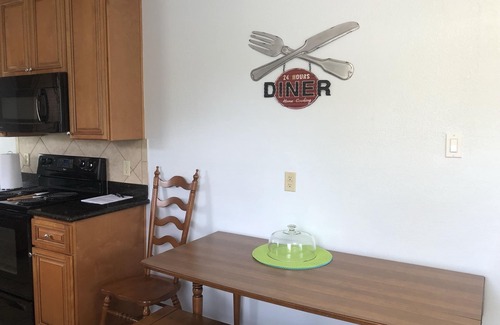 Clear Lake Shores Cottage | Coastal Breeze Island home near Kemah Boardwalk