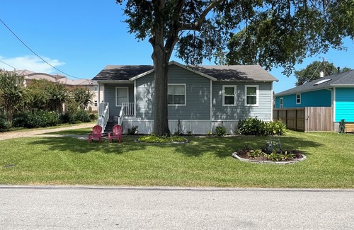 Clear Lake Shores Cottage | Coastal Breeze Island home near Kemah Boardwalk