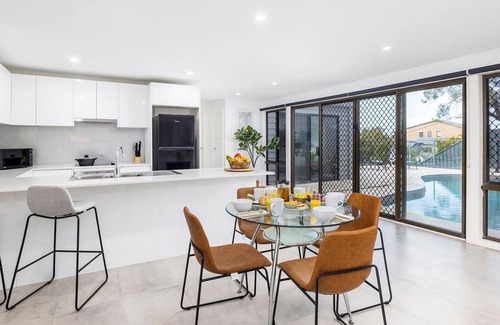 Corlette House | Coastal Breezes – water views, swimming pool, walk to beach