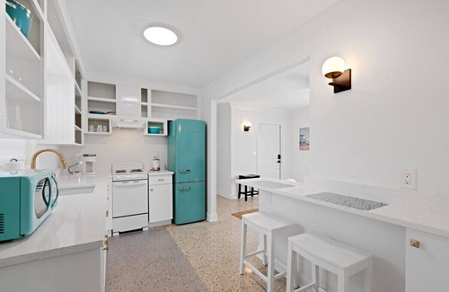 Lake Worth House | Coastal Cabana by PMI