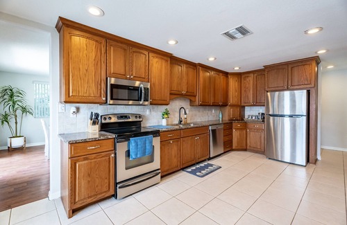Lakeland House | Coastal Cabana in Lakeland with King Bed