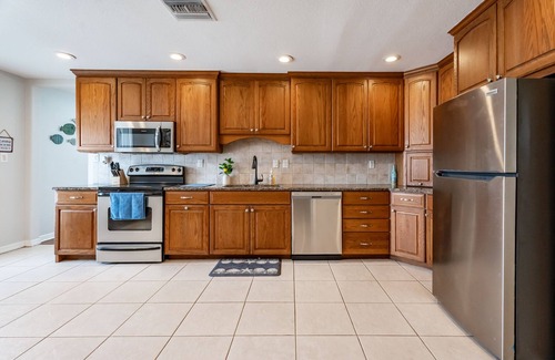 Lakeland House | Coastal Cabana in Lakeland with King Bed