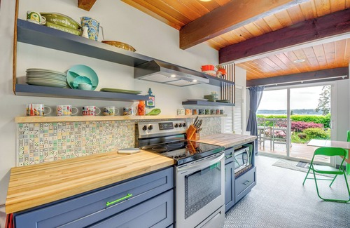 Allyn-Grapeview House | Coastal Cabin w/Puget Sound & Rainier Views!