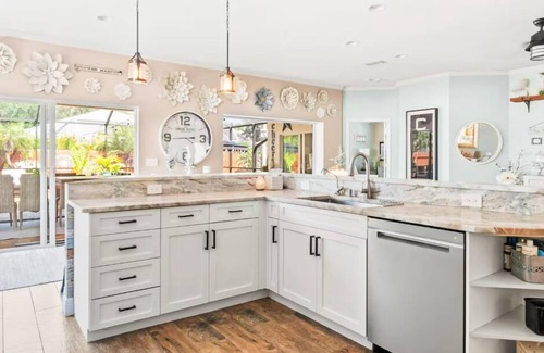 Flora Villa House | Coastal Calm - 3BD/2BA Near Downtown and Beaches