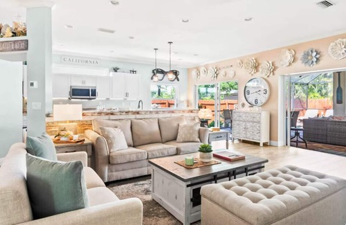 Flora Villa House | Coastal Calm - 3BD/2BA Near Downtown and Beaches