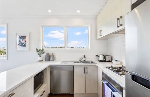 Castor Bay House | Coastal Calm is near to the Beach with BBQ