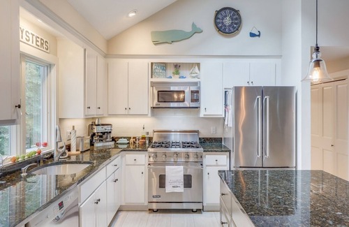 Brewster House | Coastal Cape Cod 3 bedroom close to the beach, bike path & ponds!