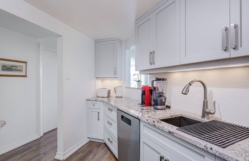 Downtown Victoria Apartment | Coastal Charm – Breathtaking Views with Work Desk by Victoria Prime!