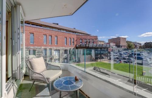 Inner Harbour Apartment | Coastal Charm - min 3-Day Stay Breathtaking Views with Work Desk by Victoria Prime!