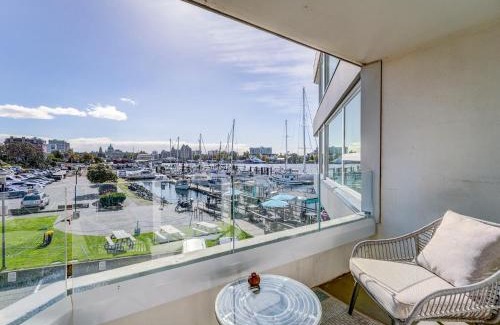 Inner Harbour Apartment | Coastal Charm - min 3-Day Stay Breathtaking Views with Work Desk by Victoria Prime!
