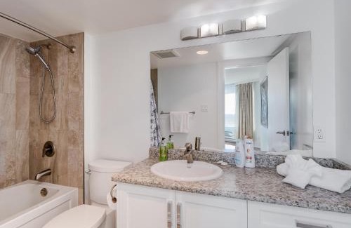 Inner Harbour Apartment | Coastal Charm - min 3-Day Stay Breathtaking Views with Work Desk by Victoria Prime!