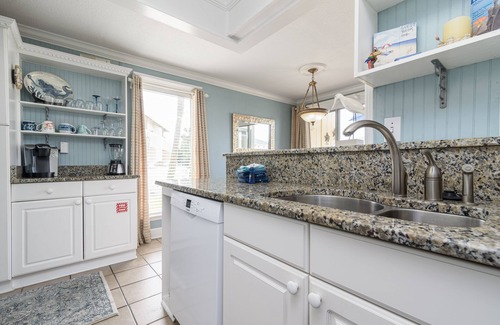 Holiday Isle Condo | Coastal Charm! Sandpiper Cove 1033,walk to beach, Canal Front, bring your boat!🌴