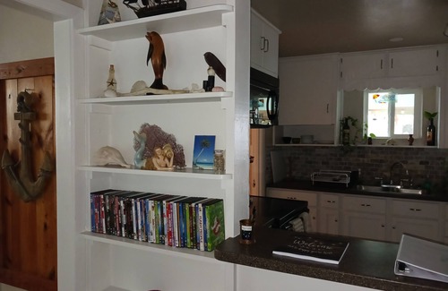 Ingleside House | Coastal Charm, tropical oasis. Fishing right across the street. Pet-friendly