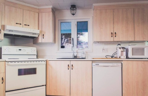 Trois-Pistoles Ski Chalet | Coastal Charm with River View - La Capitainerie