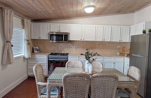 Dunmore Town Apartment | Coastal Chic - Cozy 2BR 3bd in charming Harbour Island Steps to Pink Sand Beach