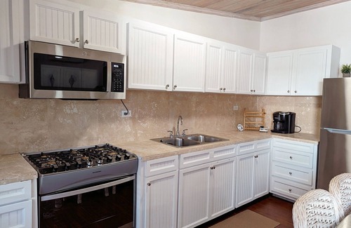 Dunmore Town Apartment | Coastal Chic - Cozy 2BR 3bd in charming Harbour Island Steps to Pink Sand Beach