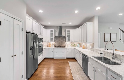 North Charleston House | Coastal Chic Retreat - Minutes to Downtown Charleston and Beautiful Beaches