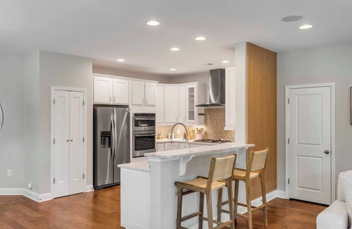 North Charleston House | Coastal Chic Retreat - Minutes to Downtown Charleston and Beautiful Beaches