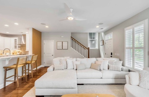 North Charleston House | Coastal Chic Retreat - Minutes to Downtown Charleston and Beautiful Beaches