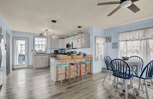 Sneads Ferry House | Coastal Chic Townhome | 3 Balconies & Ocean Views