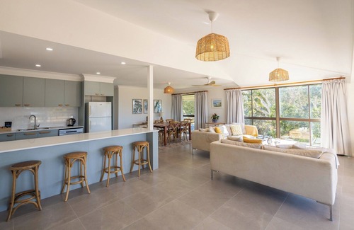 Nambucca Heads Apartment | Coastal Chill - Oceanview Rooftop Getaway
