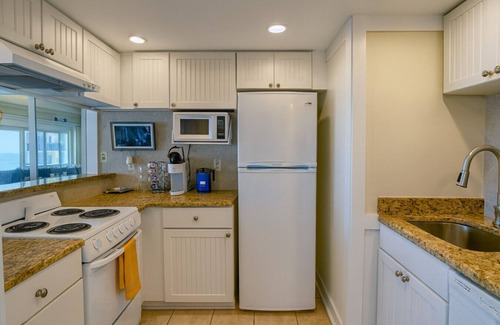 Sunnyside Condo | Coastal Comfort - Pinnacle Port